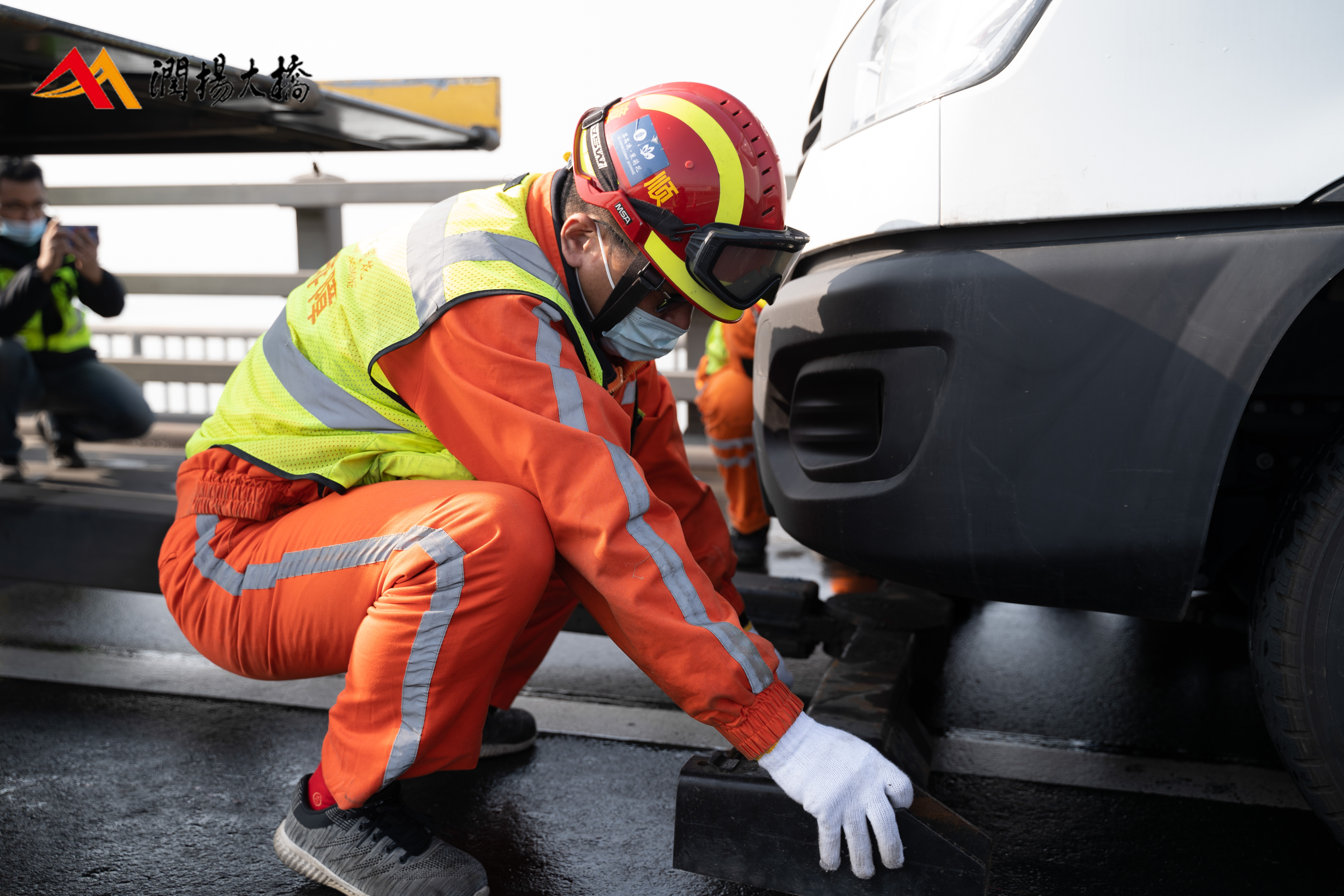 润扬大桥开展交通事故应急救援演练