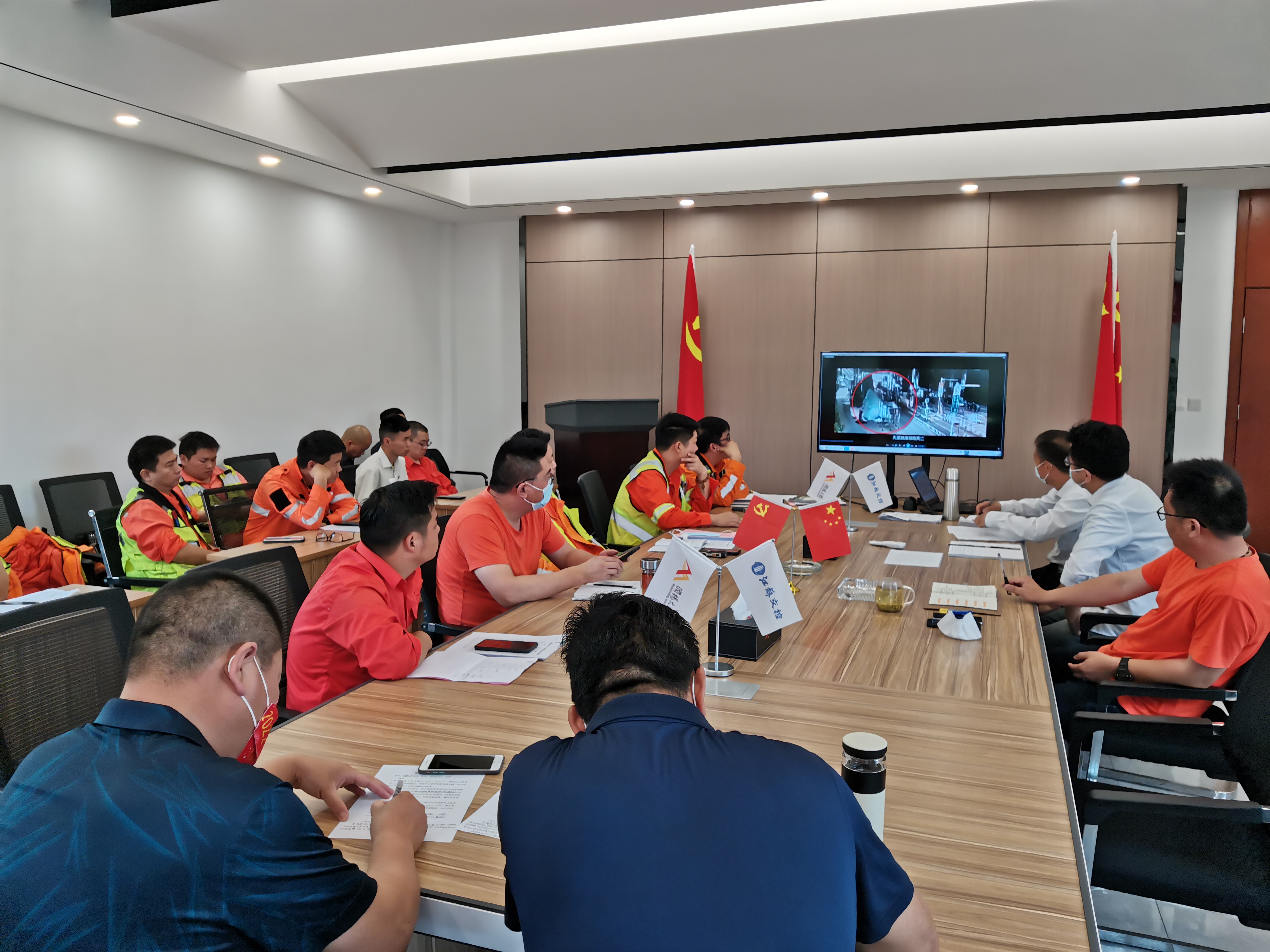 1.观看警示教育片.jpg