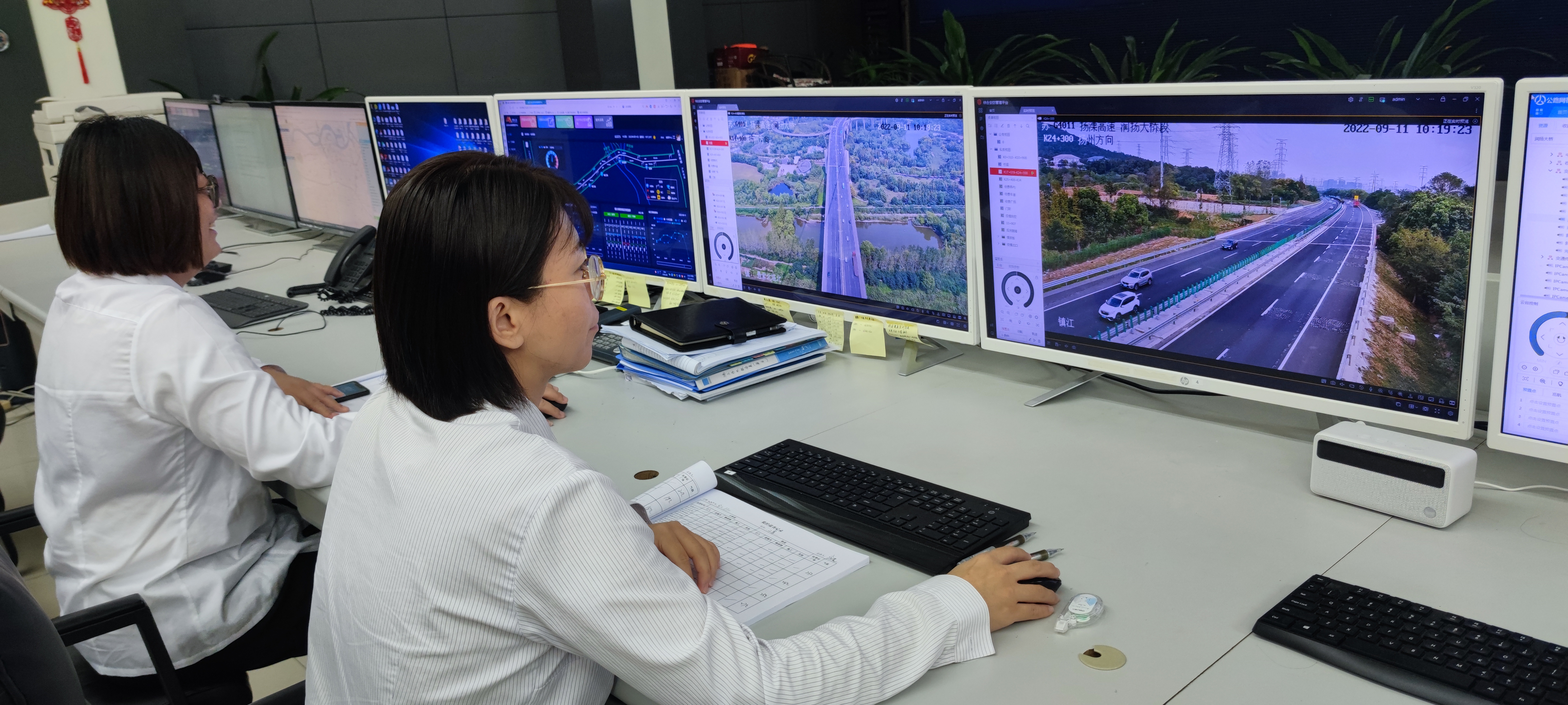 调度员正在进行视频巡查。.jpg
