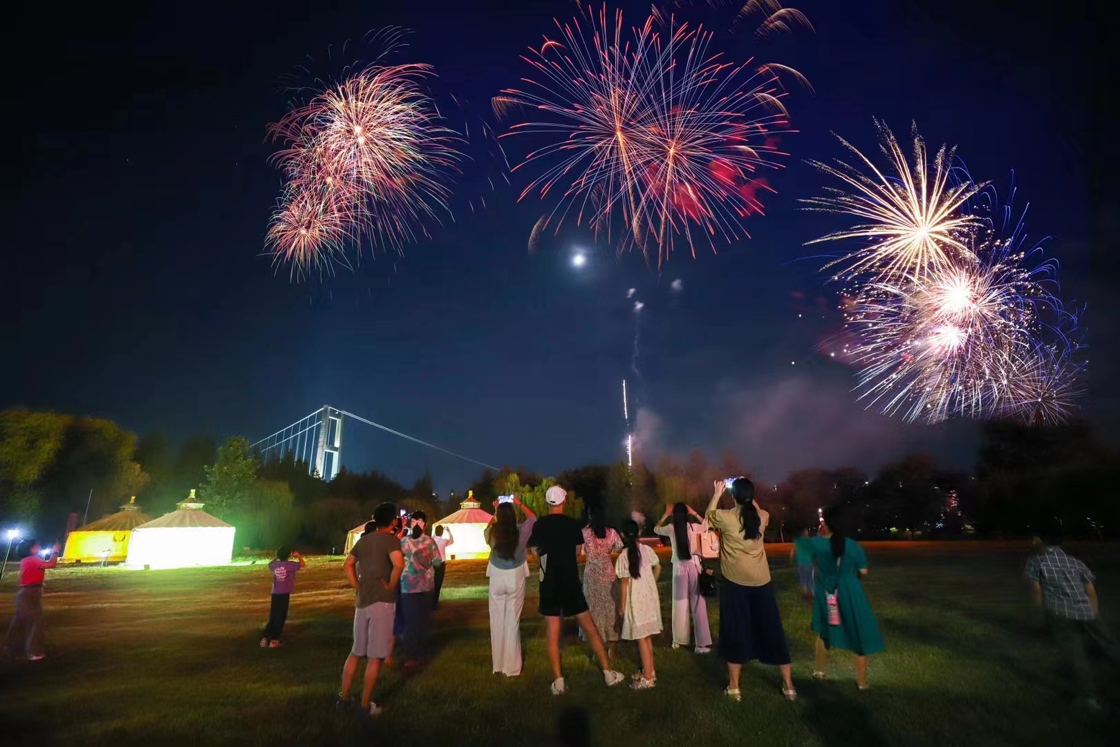 篝火营地+烟花.jpg