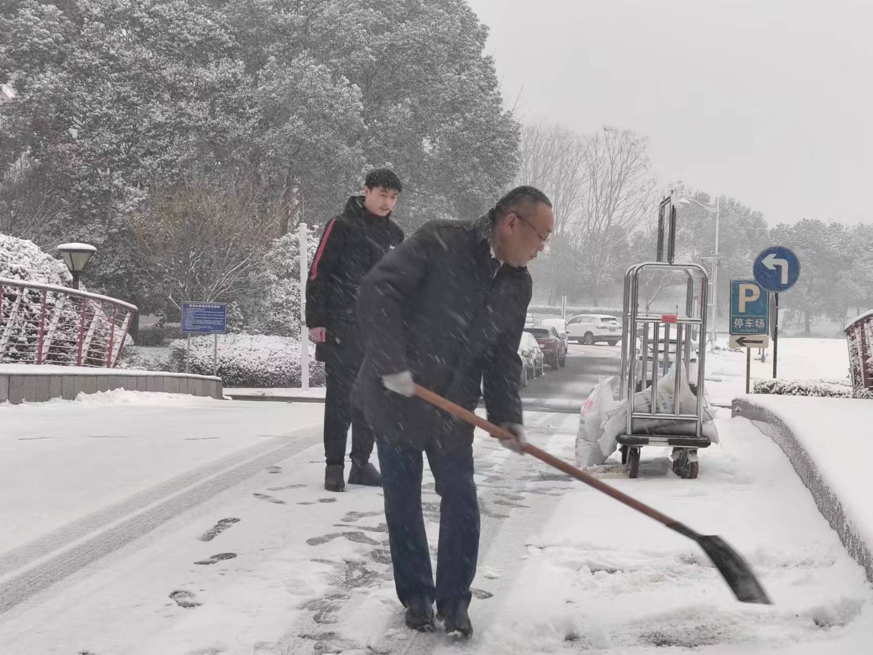 酒店扫雪除冰3.jpg
