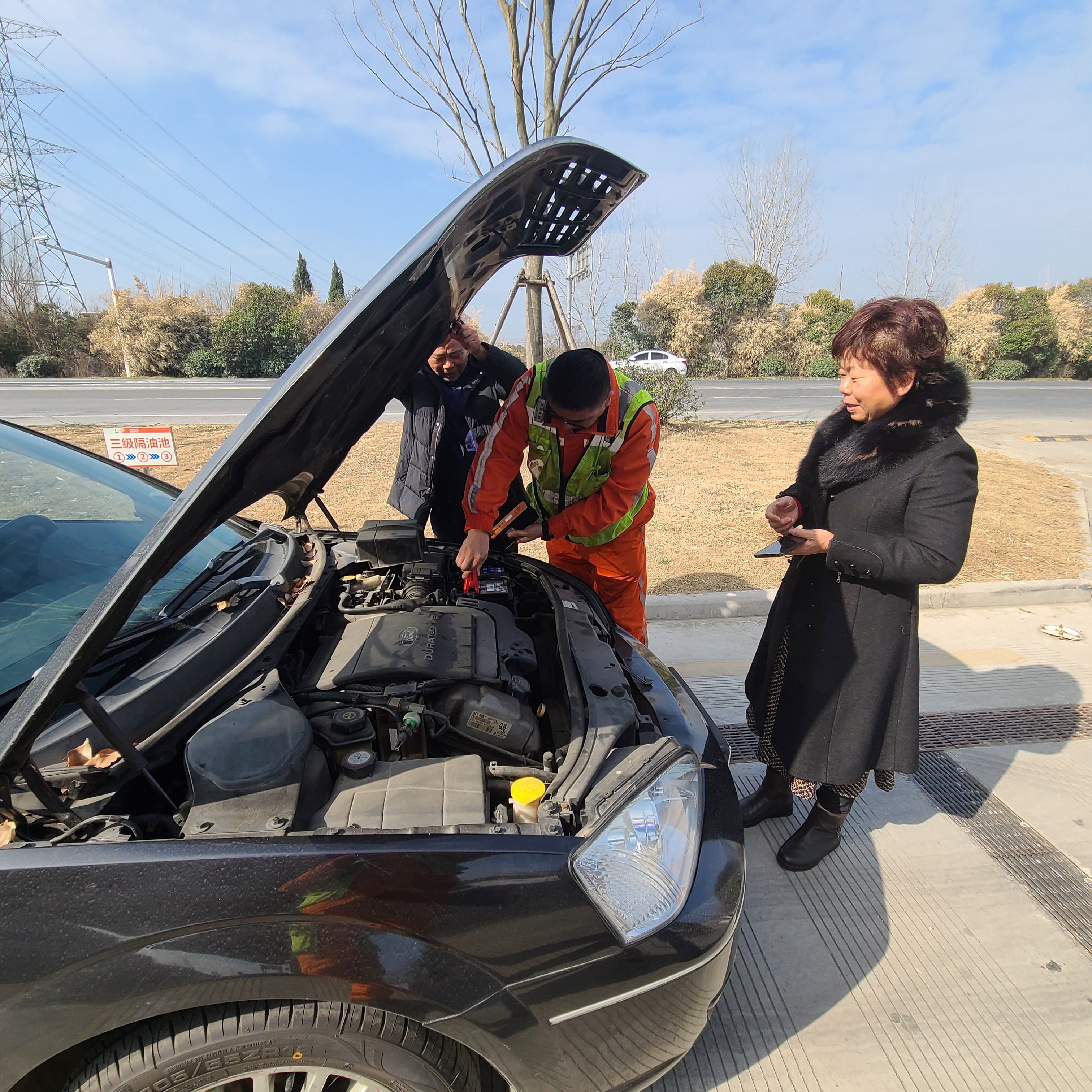 2.志愿者为司乘排除车辆故障.jpg