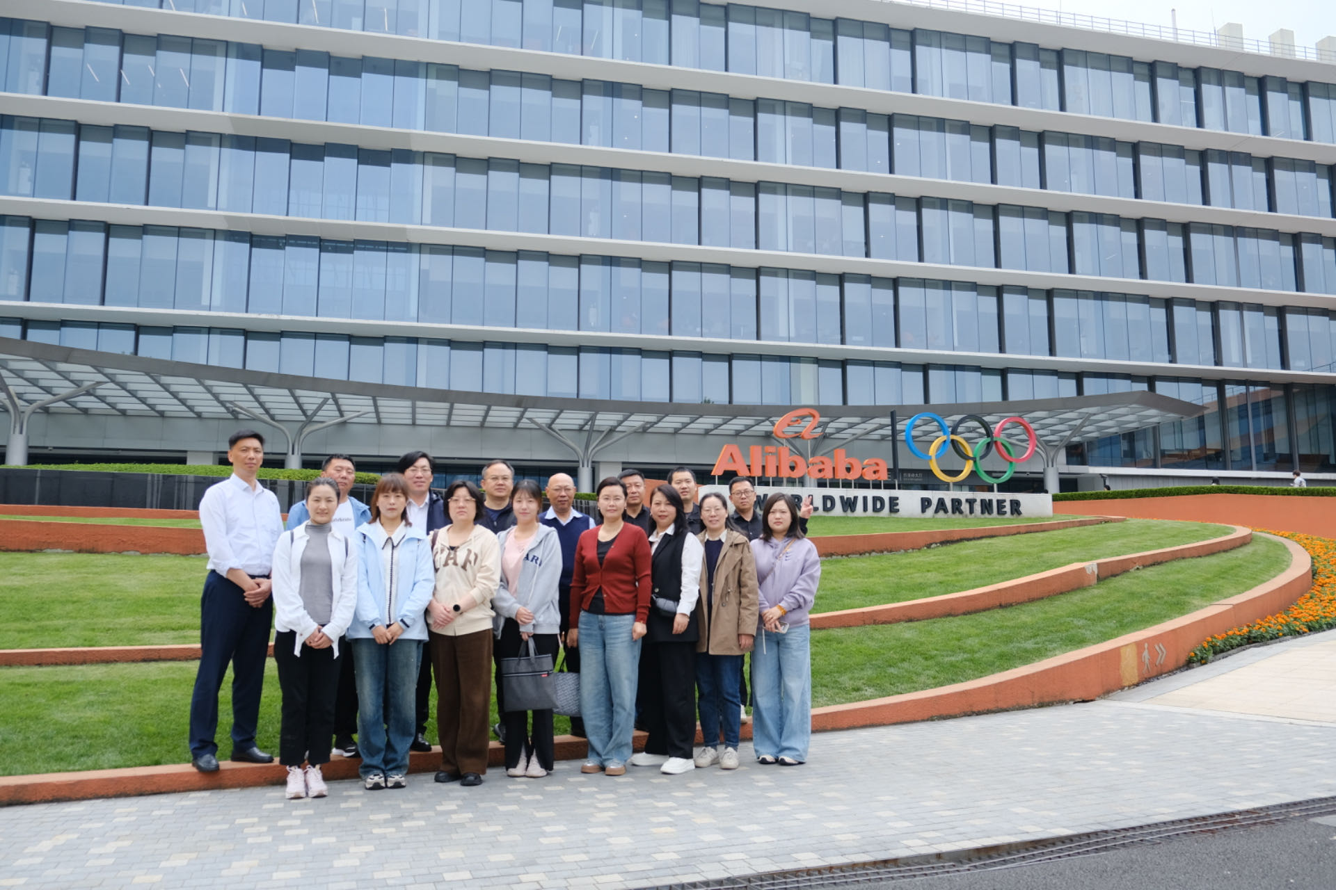 第一批在阿里巴巴合照.jpg