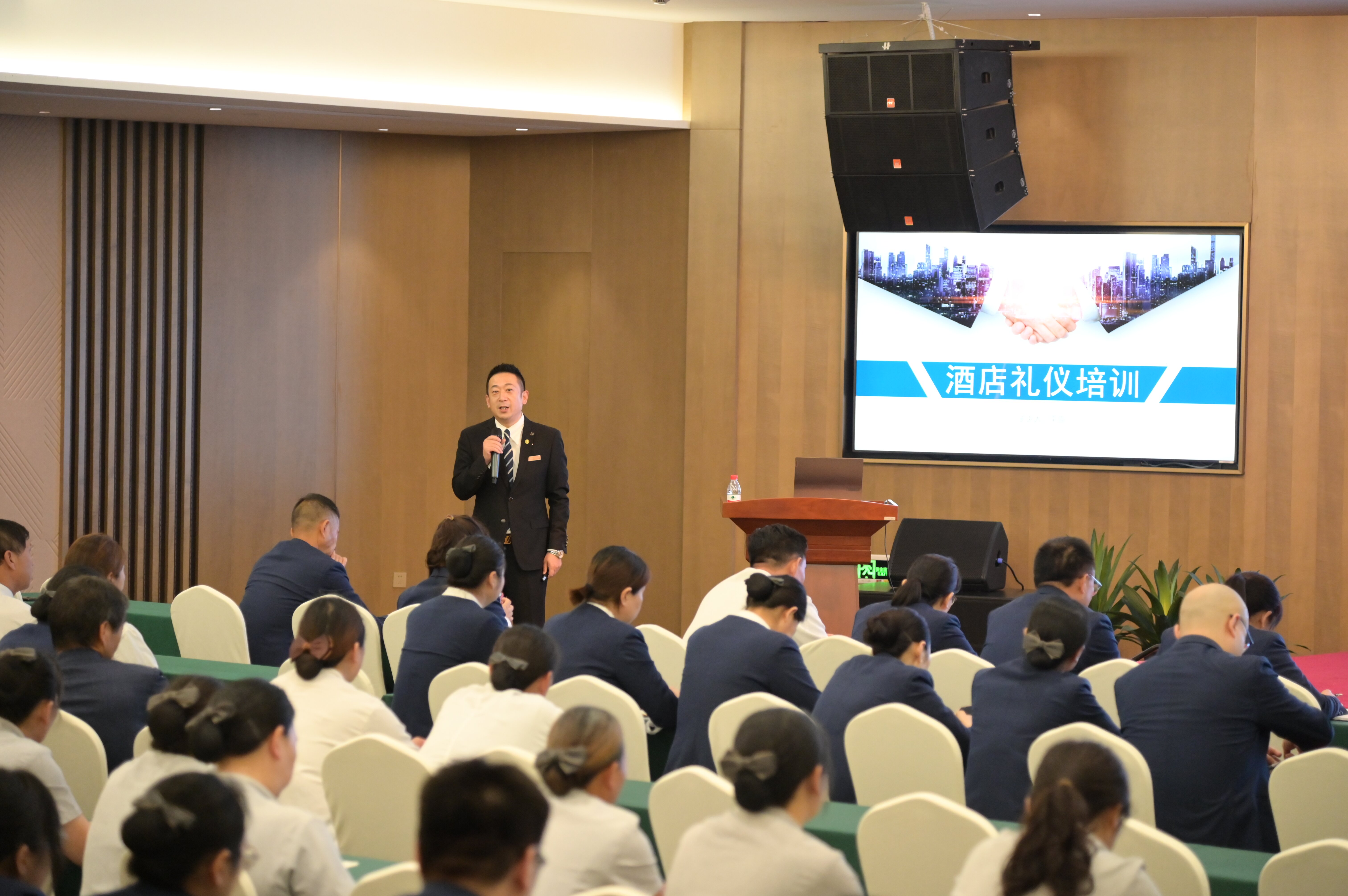 1.礼仪培训 作者:张建军.jpg