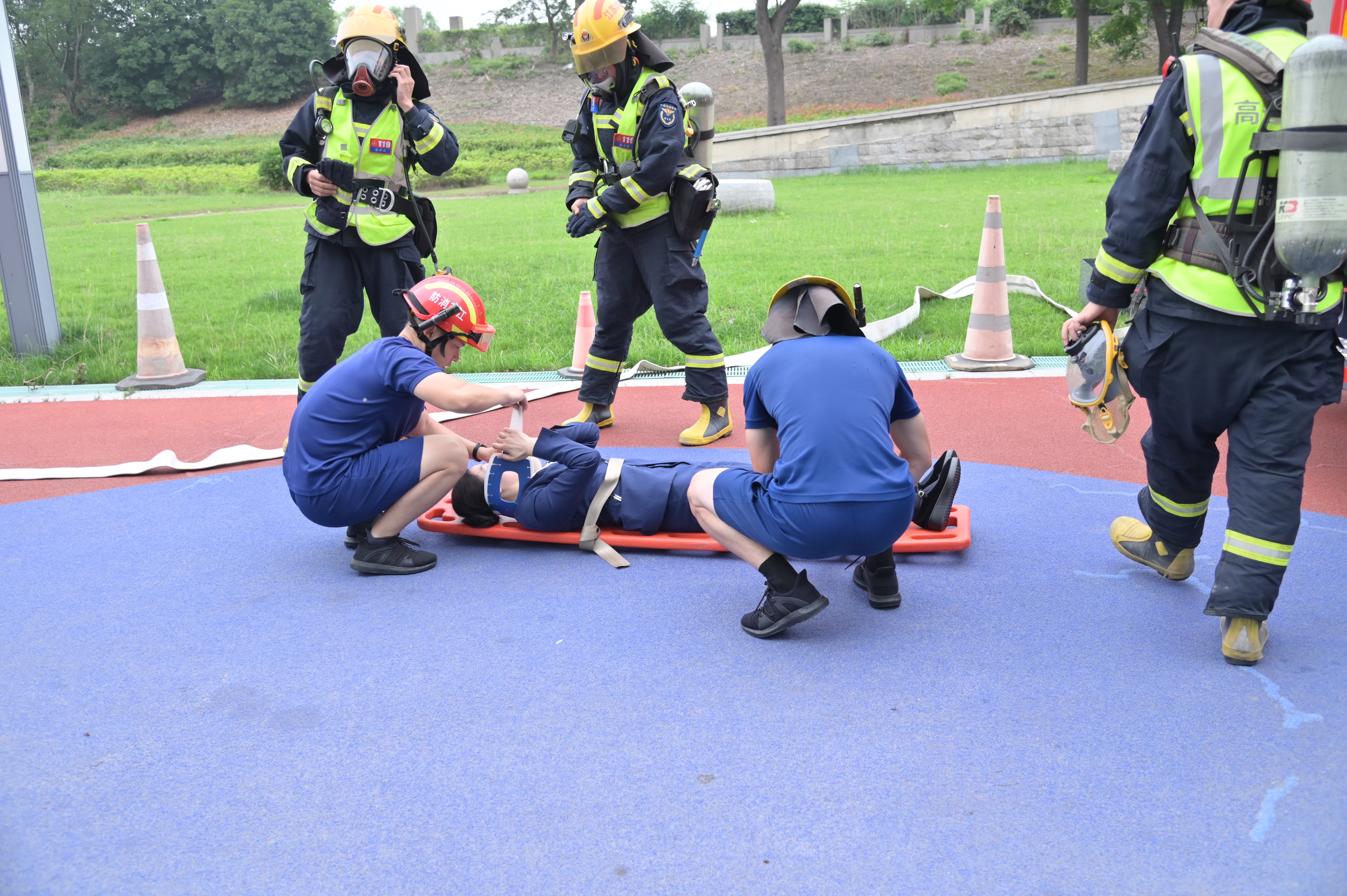 3.伤员救助 作者：张建军.JPG