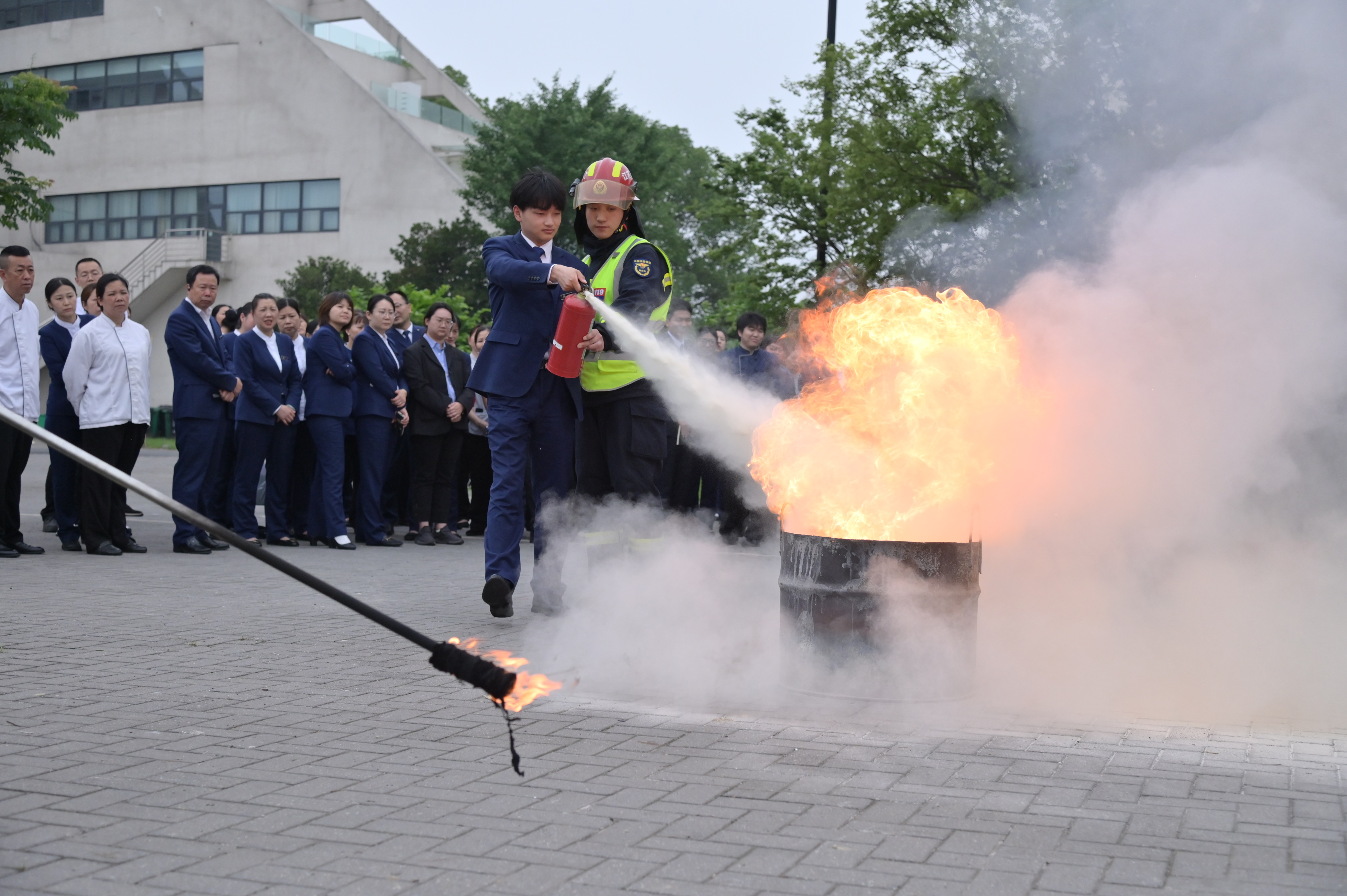 5.灭火演练 作者：张建军.JPG