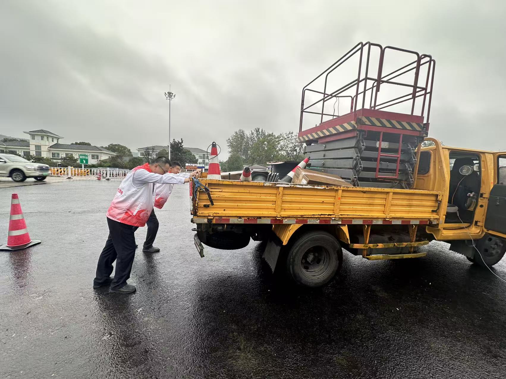 温馨服务 (1).jpg