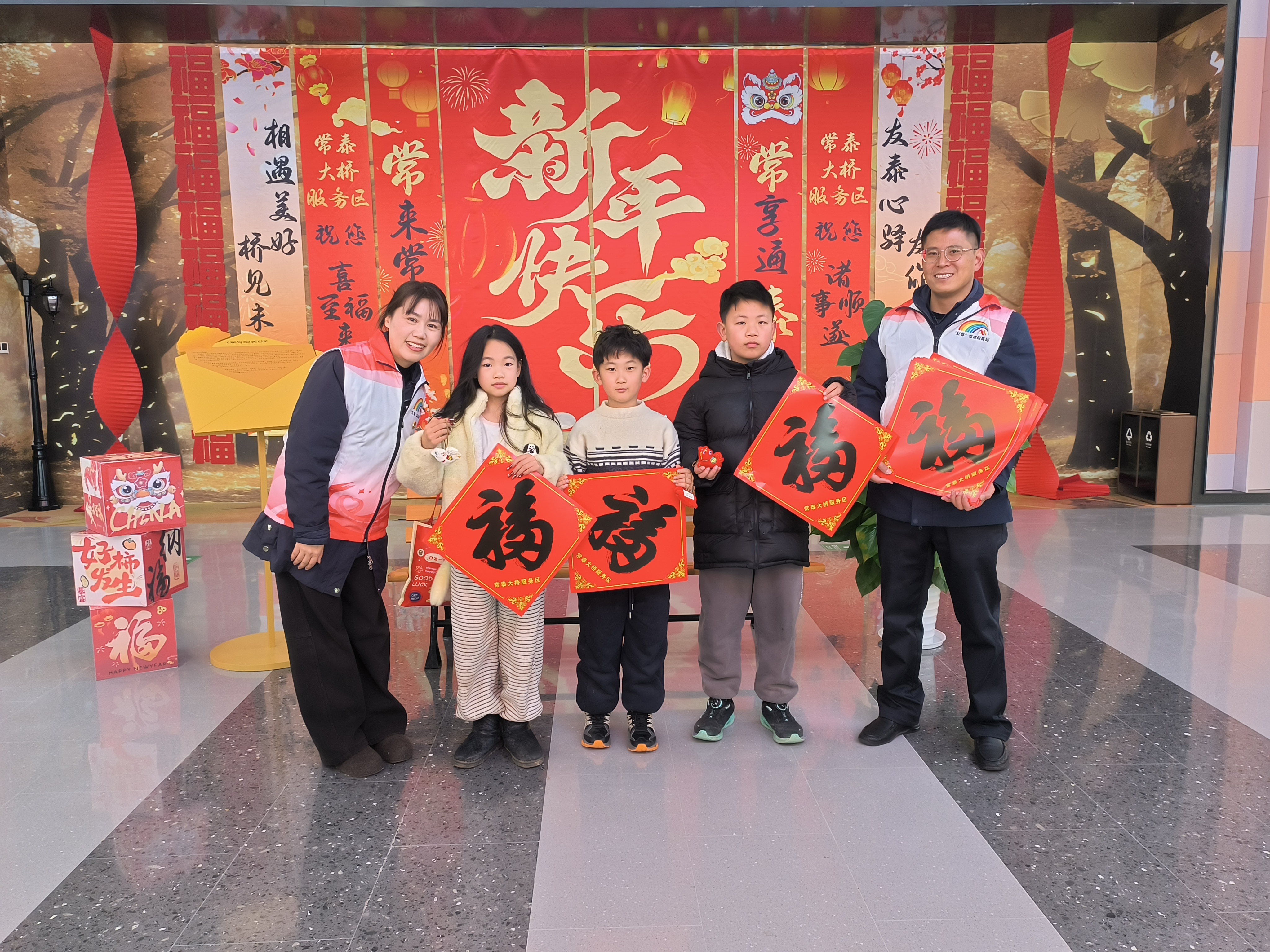 配图5-春节装饰美化环境并与司乘互动.jpg
